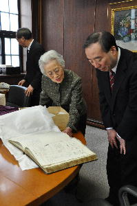 宿帳を見る妙さんと塾長