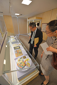 展示品に見入る来場者
